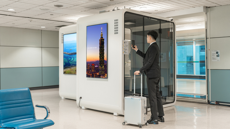 旅客只要用手機掃描門上的QR Code，就能進入使用網頁，依照指示